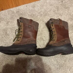 North face women's fur lined snow boots size 11